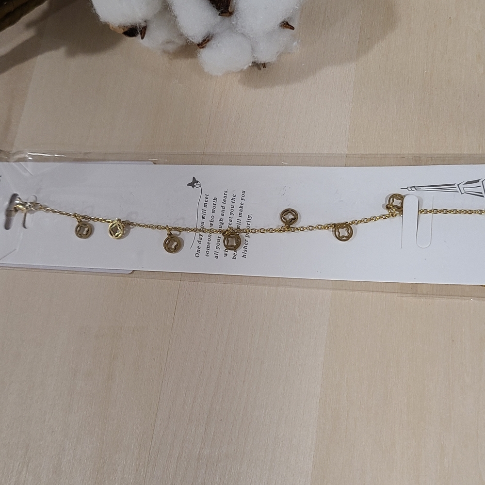 💛💛NEW💛💛 CUTE!! 18kt Gold Plated over SS Hollow Cut Clover Bracelet - Picture 9 of 16